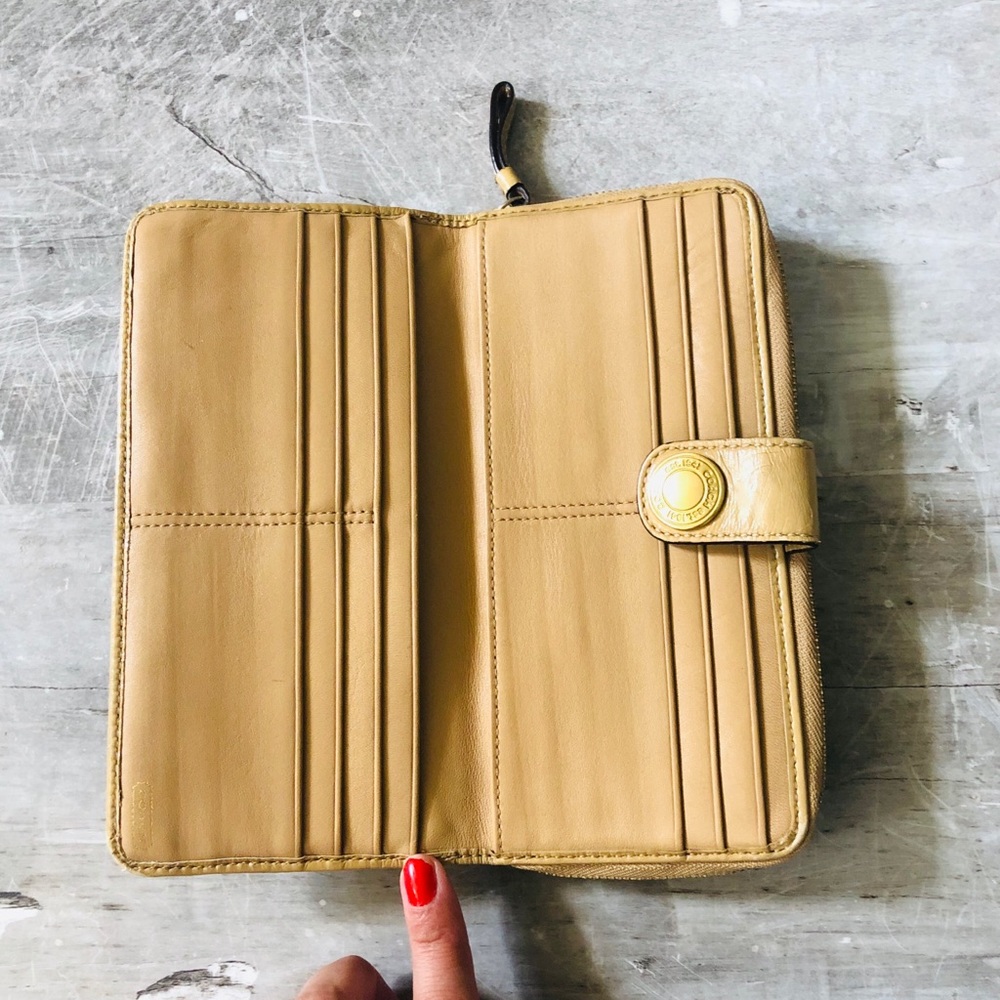 Coach Signature Wallet - Picture 4 of 9